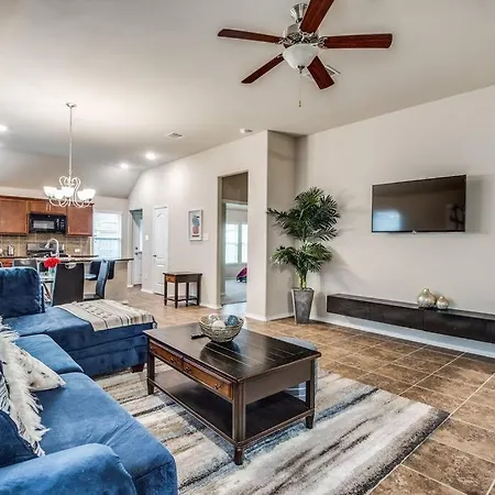 Beautiful Cozy Home In A Lovely Neighborhood!